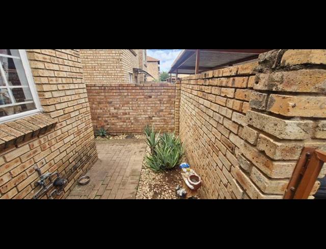 2 BEDROOM TOWNHOUSE FOR SALE IN HEUWELSIG ESTATE